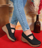 کفش طبی زنانه جنس استرج زیره کرم رویه مشکی با کیفیت لژدار