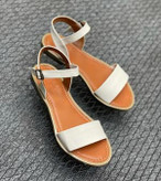 صندل زنانه سفید بنددار دخترانه زیر پیو با کیفیت