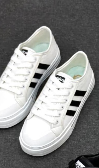 کتونی سه خط سفید آدیداس زنانه سبک و راحتد