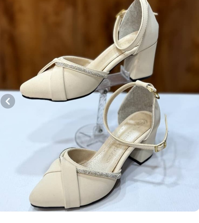 کفش پاشنه دار زنانه