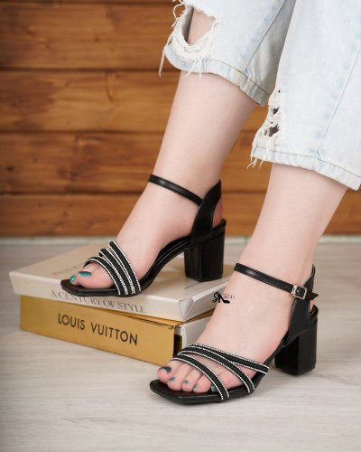 کفش پاشنه دار